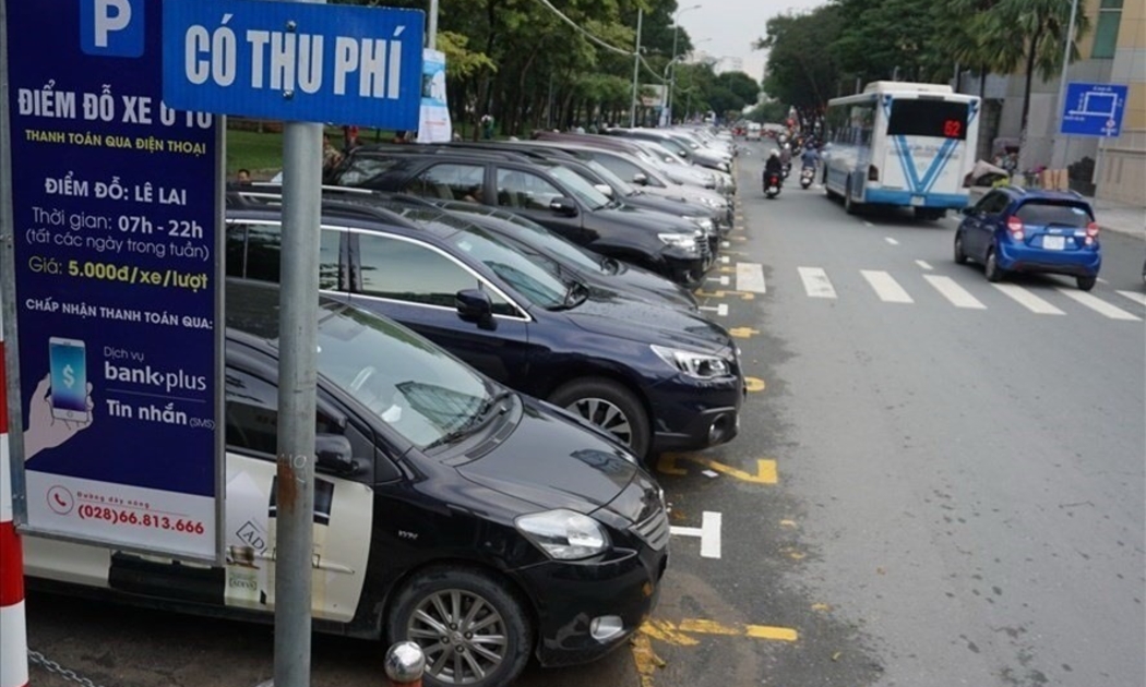 TP.HCM sẽ tiến hành thu phí sử dụng tạm thời lòng đường, vỉa hè bắt đầu từ ngày 01/01/2024 với mức phí cao nhất lên đến 350.000/m2/tháng.
