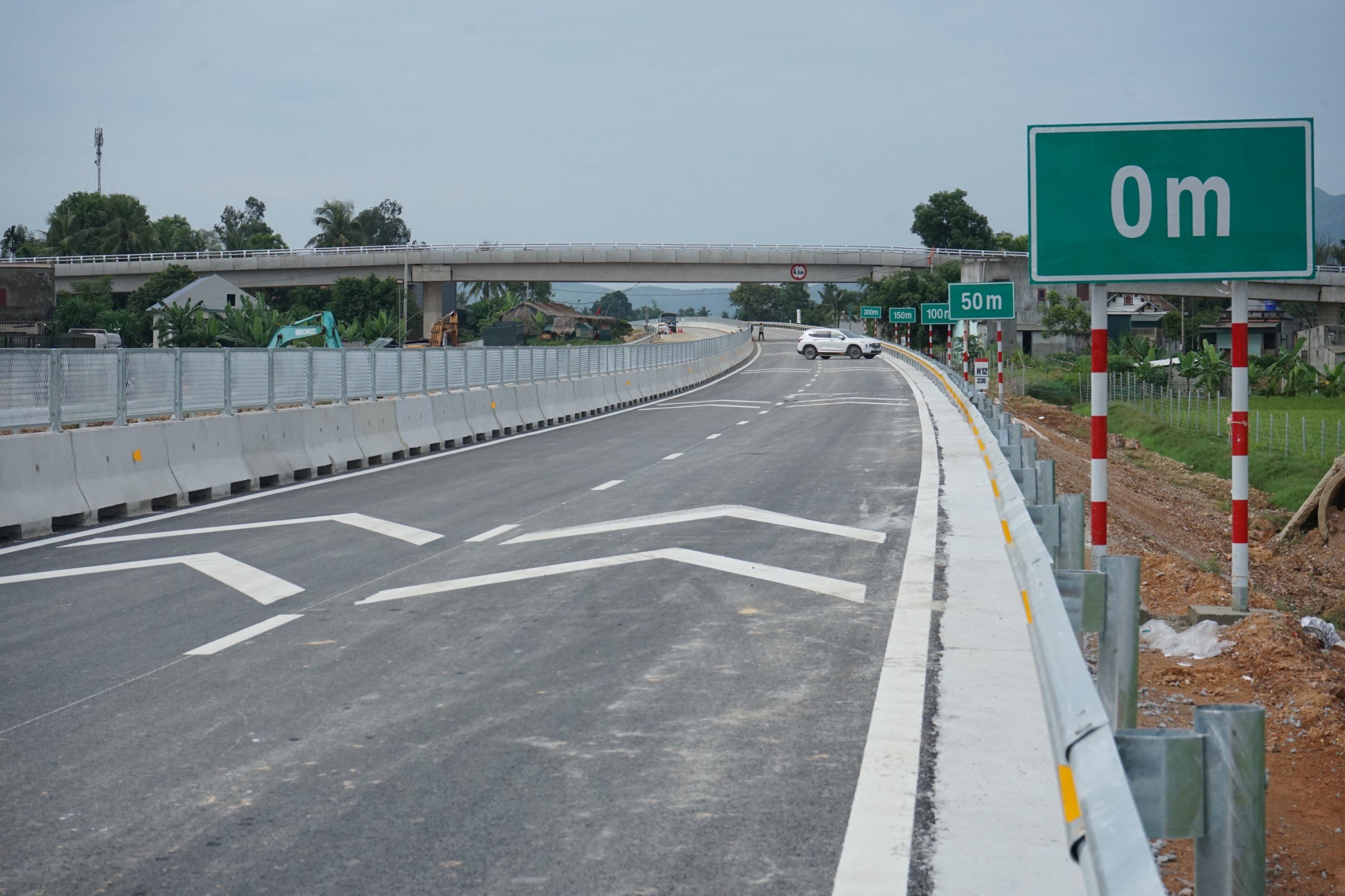 Các phương tiện tham gia giao thông trên tuyến cao tốc với tốc độ tối đa 80 km/h và tốc độ tối thiểu 60 km/h.