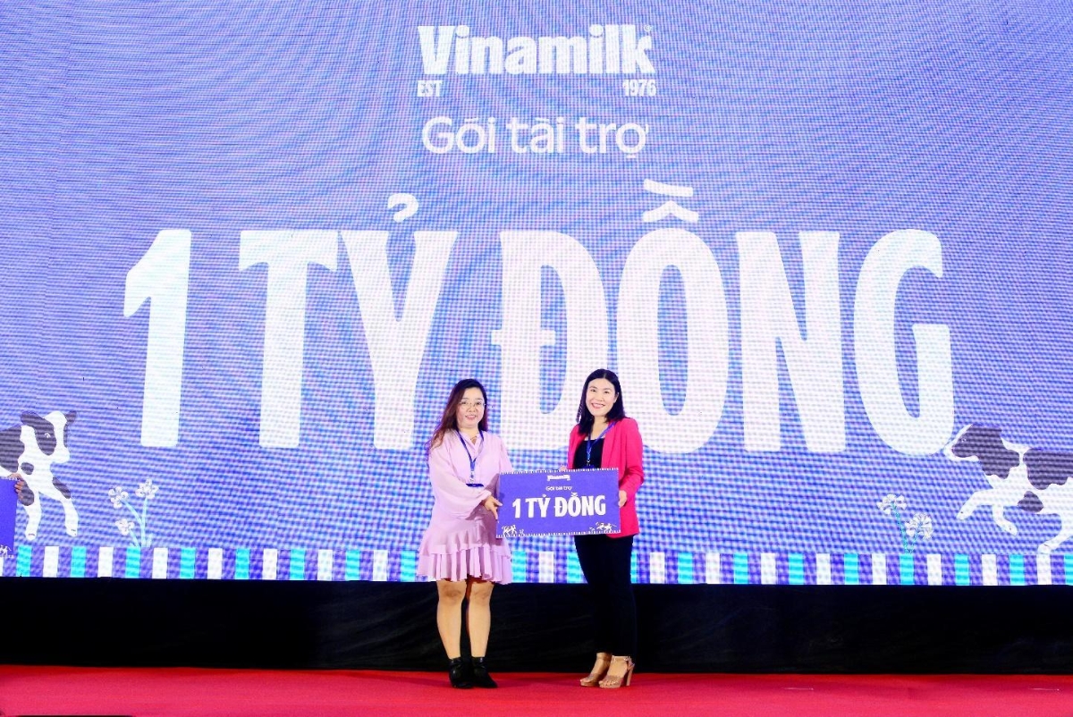 Đại diện Vinamilk trao bảng tài trợ 1 tỷ đồng cho ban tổ chức.