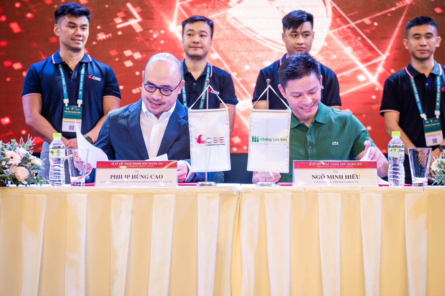 Ông Philip Hùng Cao, DCEO VinCSS và ông Ngô Minh Hiếu, nhà sáng lập Chống Lừa Đảo.