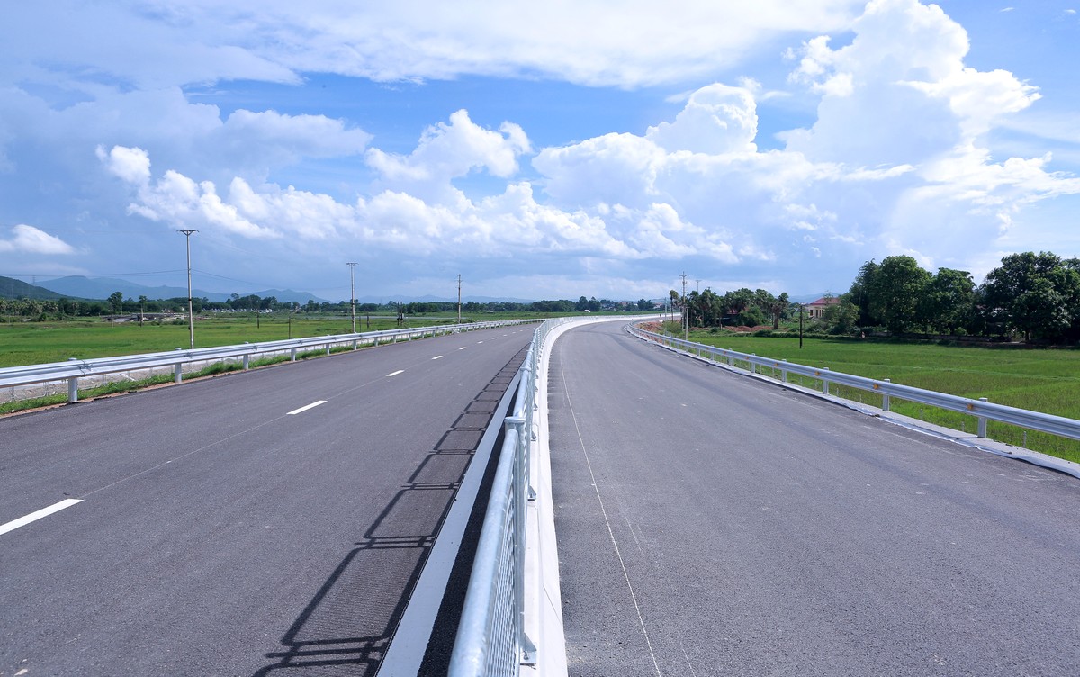 Hai đoạn cao tốc được thông tuyến sẽ rút ngắn thời gian từ Thanh Hóa đi Nghệ An từ 3 giờ nếu đi quốc lộ 1 xuống còn 1,5 giờ. Đi từ Hà Nội đến Diễn Châu (Nghệ An) sẽ chỉ mất 3,5 giờ, thay vì khoảng 5 giờ như hiện nay. Trước mắt, hai đoạn cao tốc tạm thời chưa thu phí.
