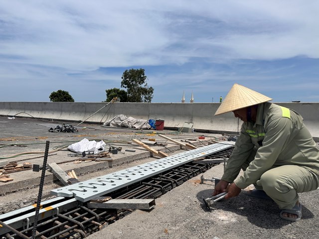 Công nhân thi công hoàn thiện những công việc cuối cùng trên cao tốc Bắc - Nam, đoạn Nghi Sơn - Diễn Châu