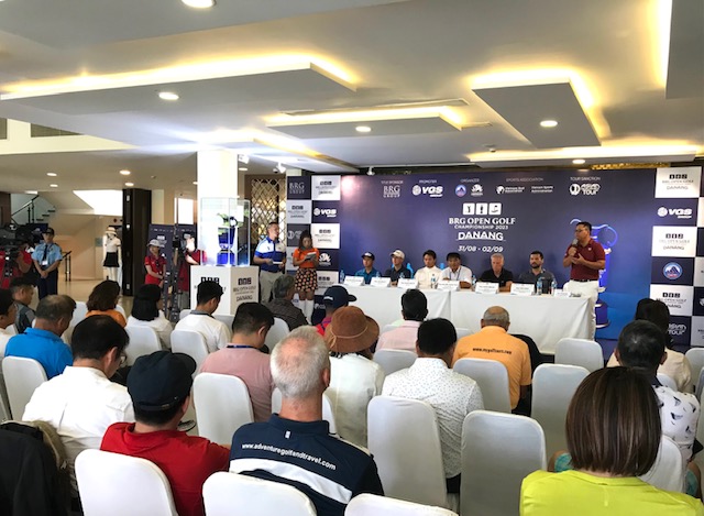 &Ocirc;ng Vũ Nguy&ecirc;n, Ph&oacute; Chủ tịch ki&ecirc;m Tổng Thư k&yacute; Hiệp hội Golf Việt Nam(người đứng b&ecirc;n phải) th&ocirc;ng tin tại buổi họp b&aacute;o Giải BRG Open Golf Championship Danang 2023. Ảnh: Ng&ocirc; Anh Văn