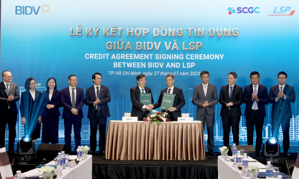 Ông Kulachet Dharachandra (Tổng giám đốc LSP) và ông Trịnh Anh Đức (Giám đốc BIDV Ba Tháng Hai) đại diện hai đơn vị ký kết hợp đồng.