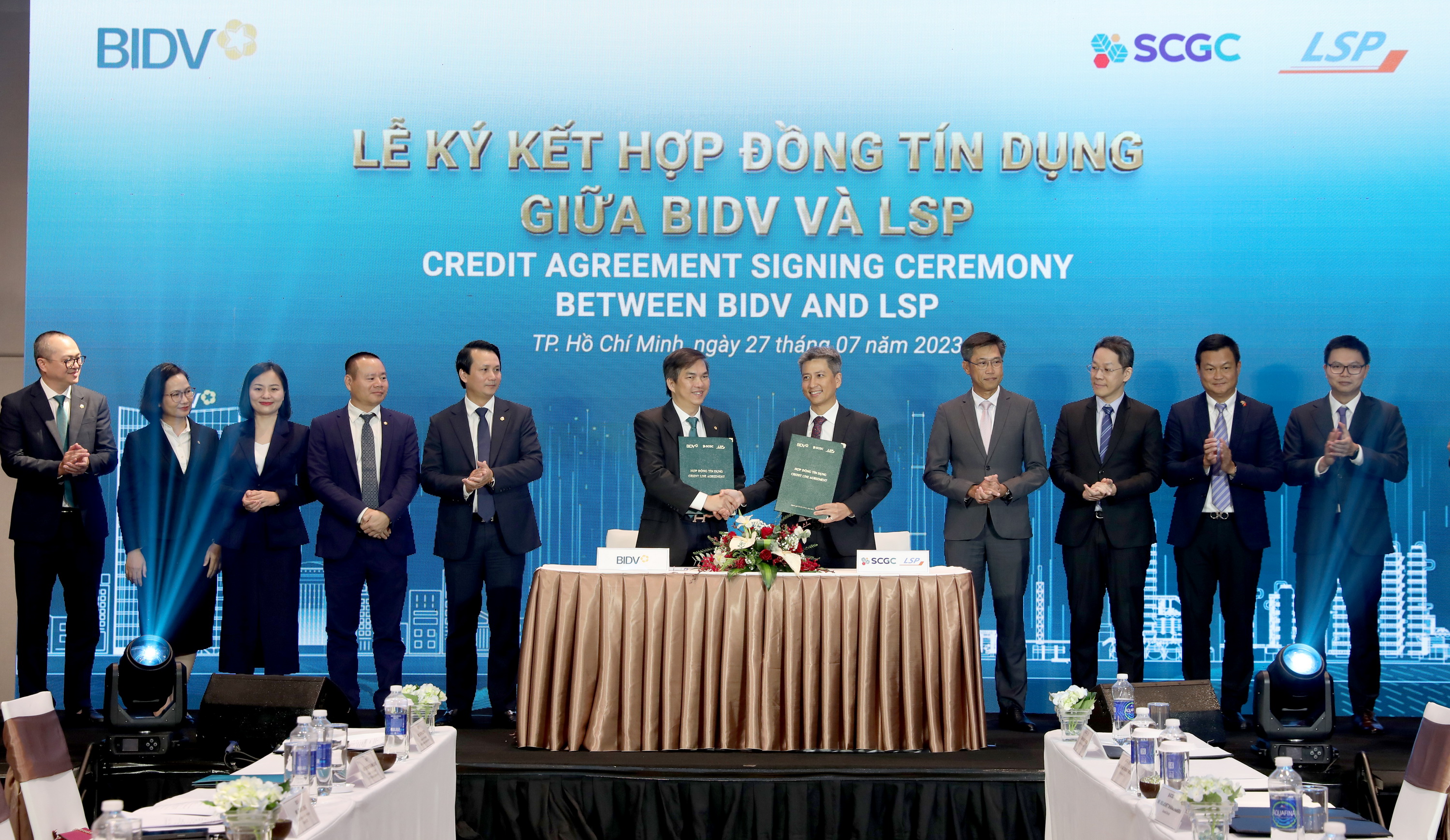 Ông Kulachet Dharachandra (Tổng giám đốc LSP) và ông Trịnh Anh Đức (Giám đốc BIDV Ba Tháng Hai) đại diện hai đơn vị ký kết hợp đồng.