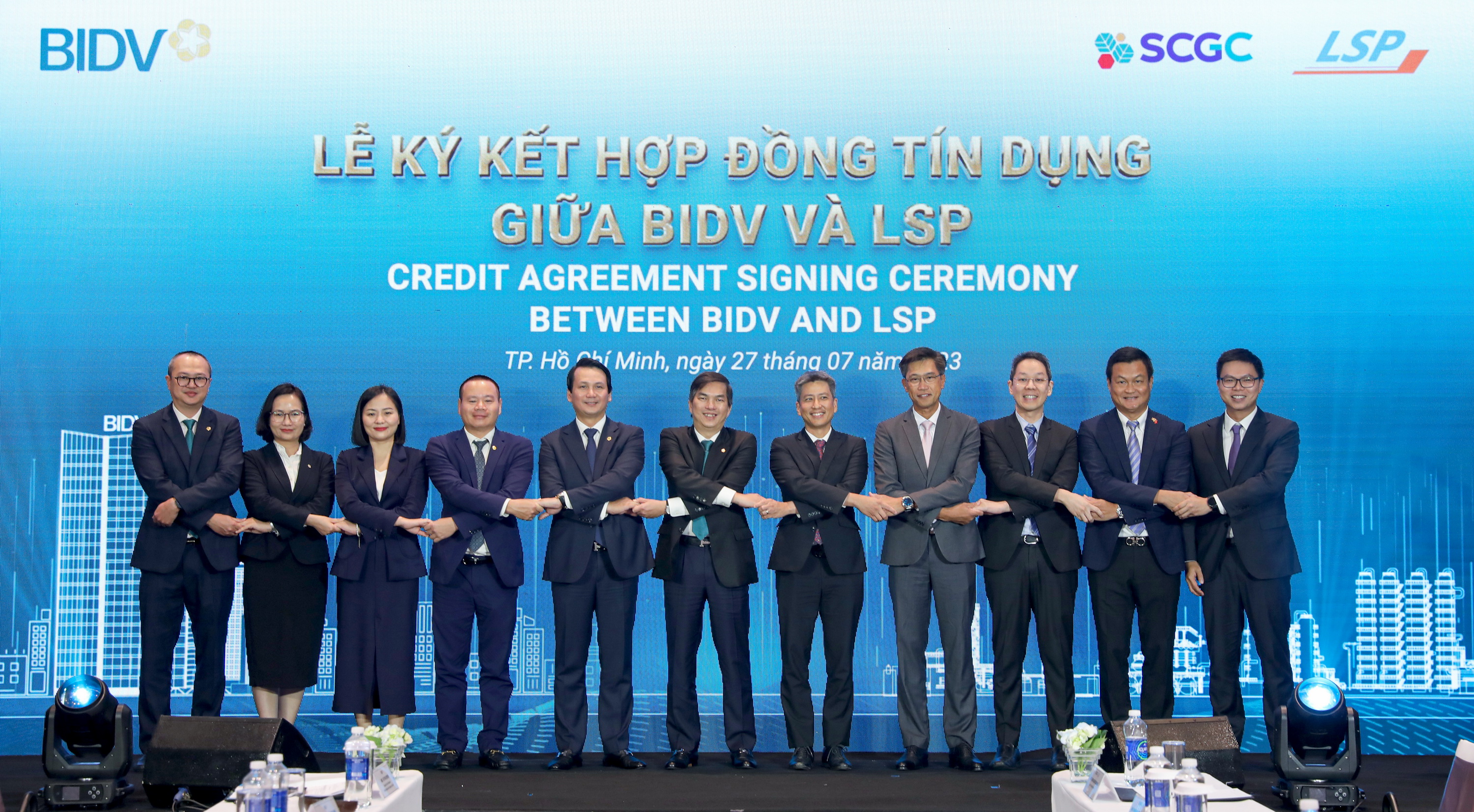 Đại diện L&atilde;nh đạo c&aacute;c đơn vị chụp ảnh lưu niệm tại Lễ k&yacute; kết Hợp đồng t&iacute;n dụng giữa BIDV v&agrave; LSP.