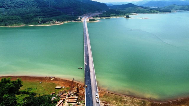 Tr&ecirc;n tuyến cao tốc Quốc lộ 45 &ndash; Nghi Sơn c&oacute; tổng số 18 c&acirc;y cầu lớn nhỏ. Trong đ&oacute;, cầu vượt hồ Y&ecirc;n Mỹ c&oacute; chiều d&agrave;i 995,8m