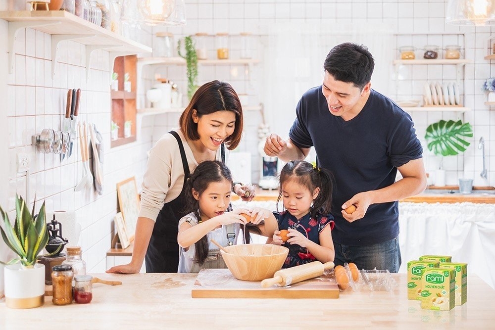 Sữa đậu nành Fami từ 100% đạm thực vật tự nhiên là giải pháp tiện lợi giúp người dùng tối ưu quỹ thời gian quý giá, gắn kết mọi thành viên gia đình.