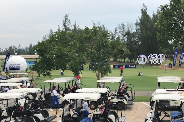 Các gôn thủ biểu diễn trên sân BRG trước khi bước vào giải đấu chính thức. Ảnh: Ngô Anh Văn