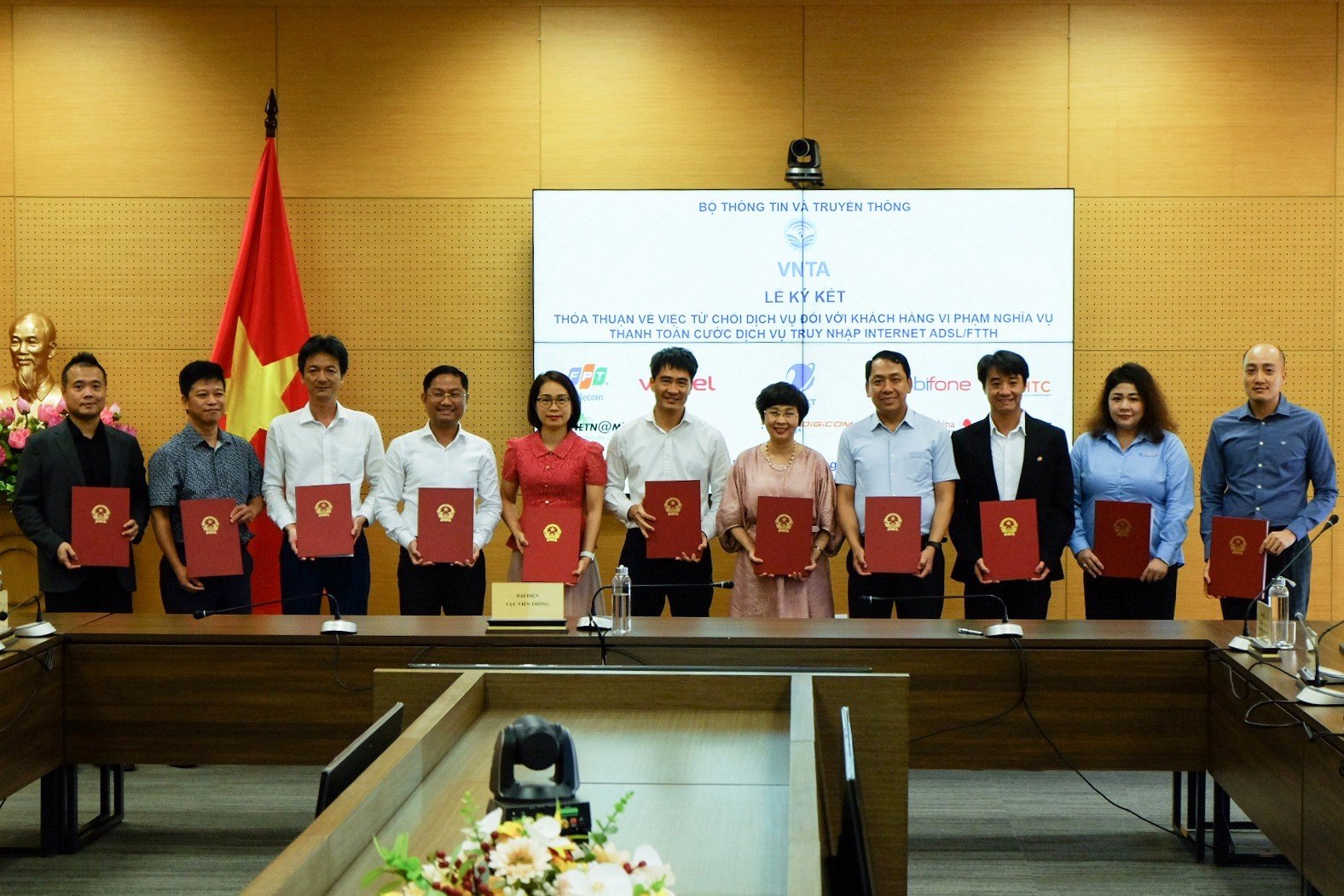 Việc c&aacute;c doanh nghiệp k&yacute; thỏa thuận cho thấy sự đồng thuận giữa c&aacute;c nh&agrave; mạng trong việc đảm bảo việc ph&aacute;t triển l&agrave;nh mạnh của thị trường v&agrave; duy tr&igrave; sự văn minh trong qu&aacute; tr&igrave;nh kinh doanh.