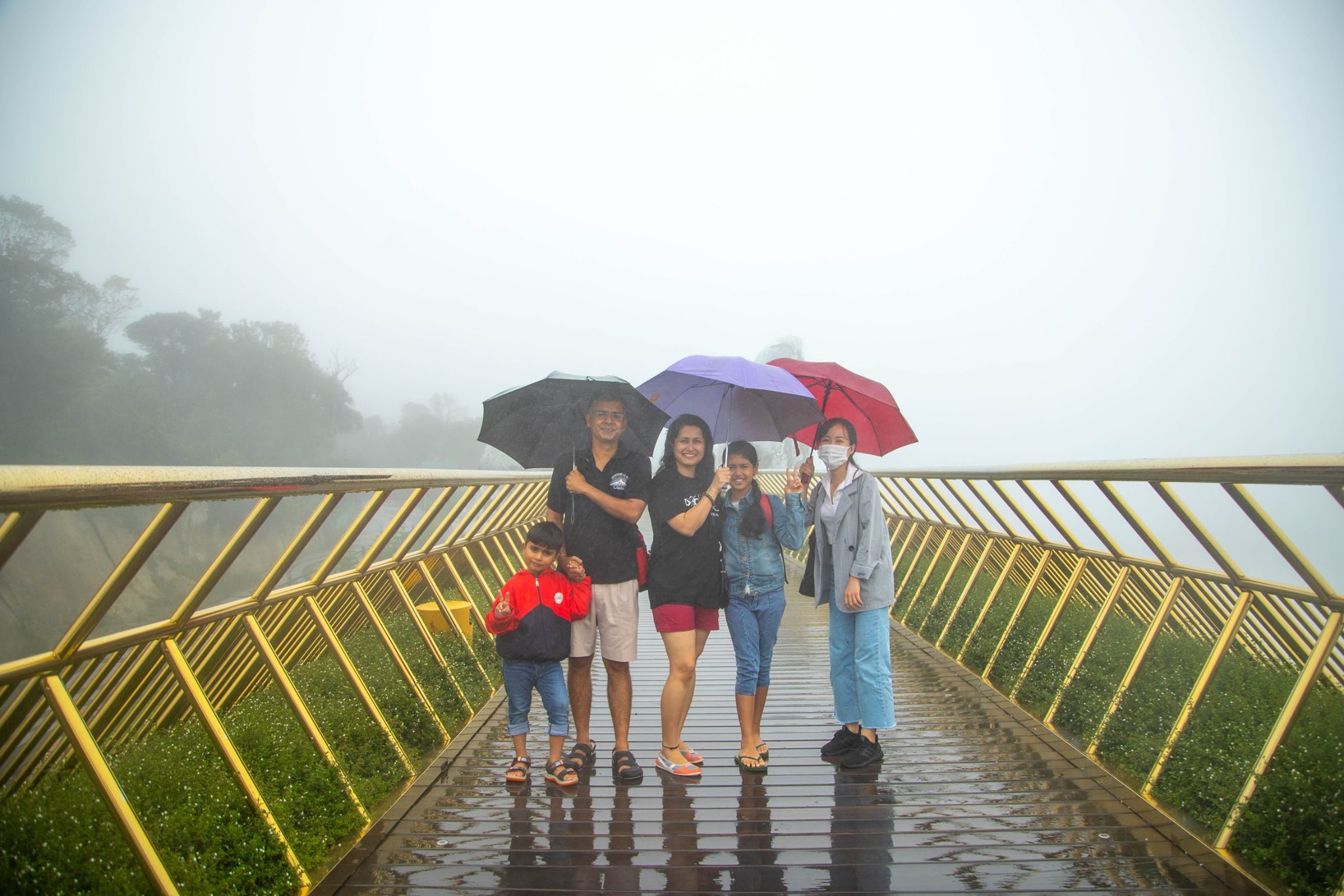 Gia đình Ấn Độ anh Ashish và chị Abha Nagaich đã được check in Cầu Vàng như ước nguyện.