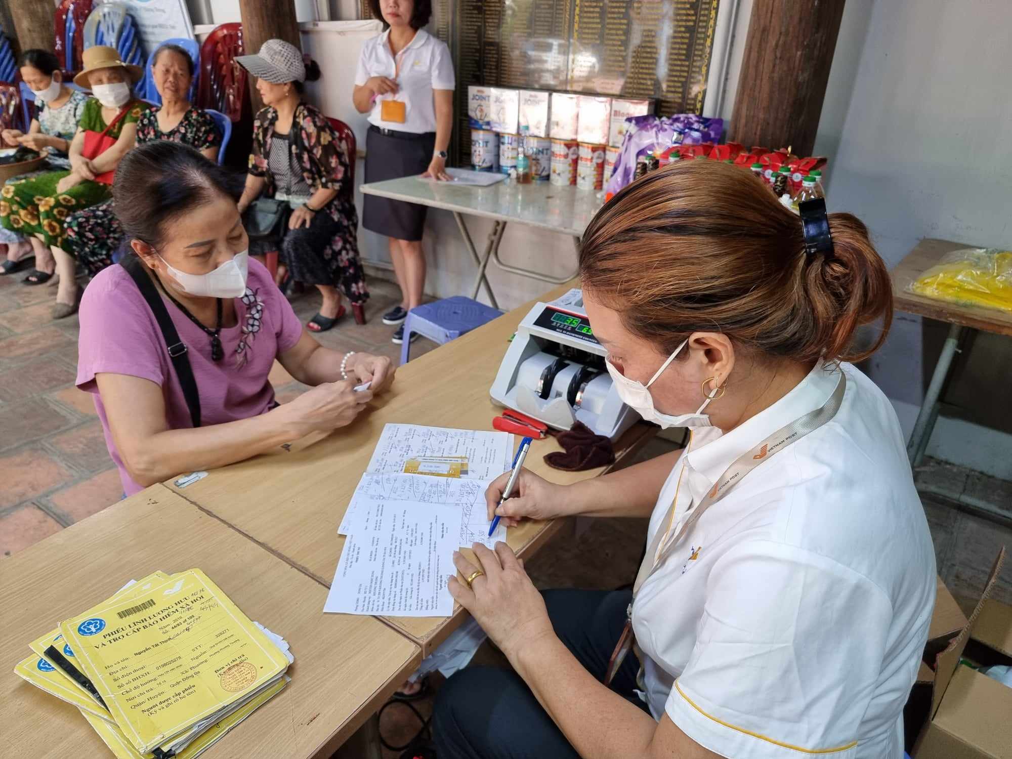 Người hưởng lương hưu tại Hà Nội. Ảnh - Thu Hiền. 