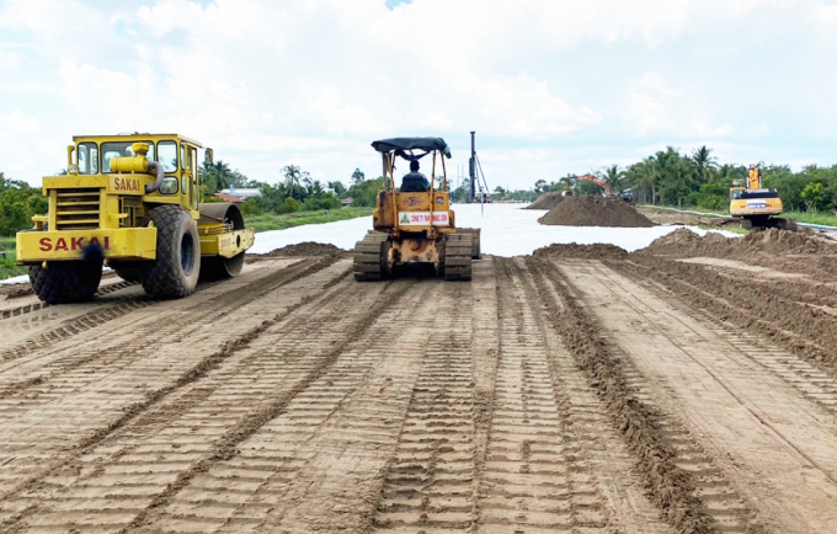 Thi công dự án gây ảnh hưởng tới hoạt động sản xuất, lưu thông hàng hóa và đời sống của hàng trăm hộ dân trong khu vực.