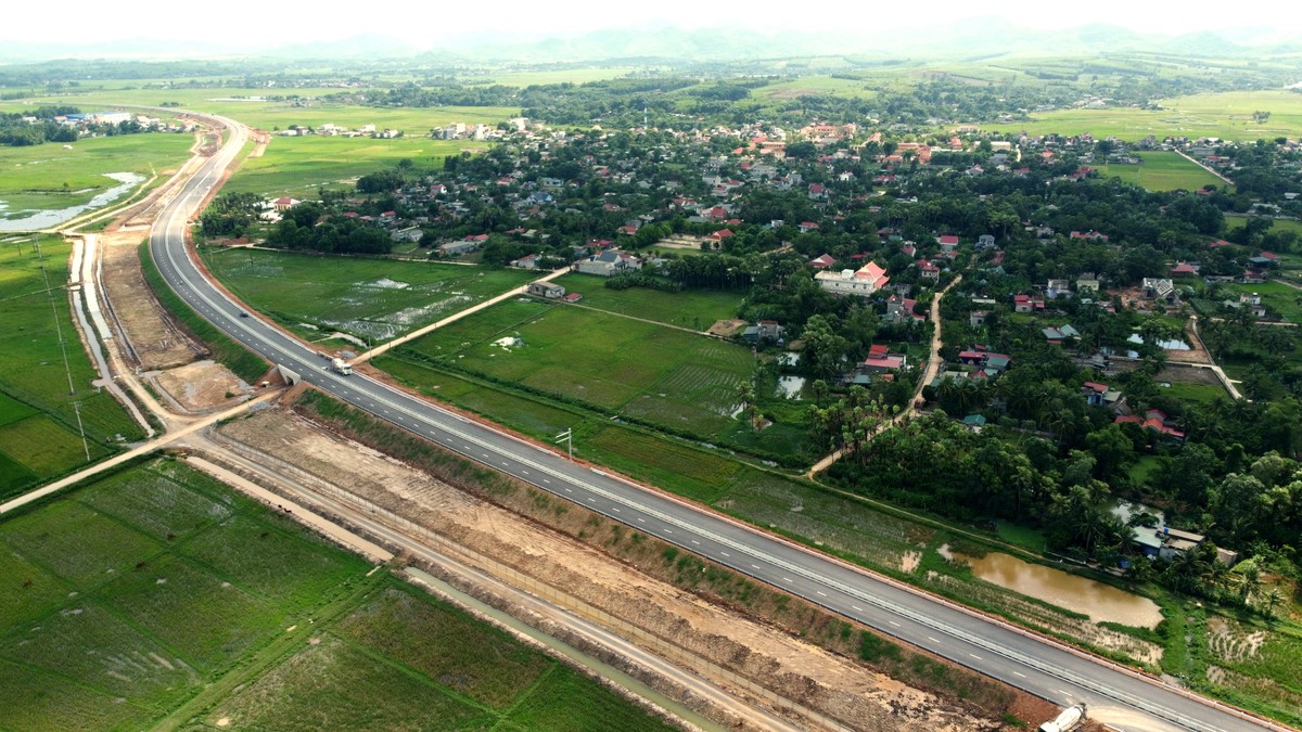 Hai đoạn cao tốc được th&ocirc;ng tuyến sẽ r&uacute;t ngắn thời gian từ Thanh H&oacute;a đi Nghệ An từ 3 giờ nếu đi quốc lộ 1 xuống c&ograve;n 1,5 giờ.&nbsp;Đi từ H&agrave; Nội đến Diễn Ch&acirc;u (Nghệ An) sẽ chỉ mất 3,5 giờ, thay v&igrave; khoảng 5 giờ như hiện nay. Trước mắt, hai đoạn cao tốc tạm thời chưa thu ph&iacute;.