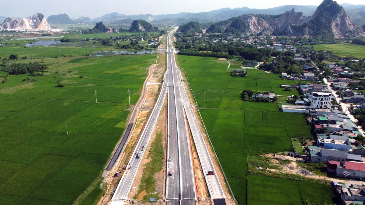 Sau khi hoàn tất các hạng mục, bắt đầu từ 00h ngày 2.9, tuyến cao tốc Quốc lộ 45 - Nghi Sơn sẽ tiến hành thông xe. 