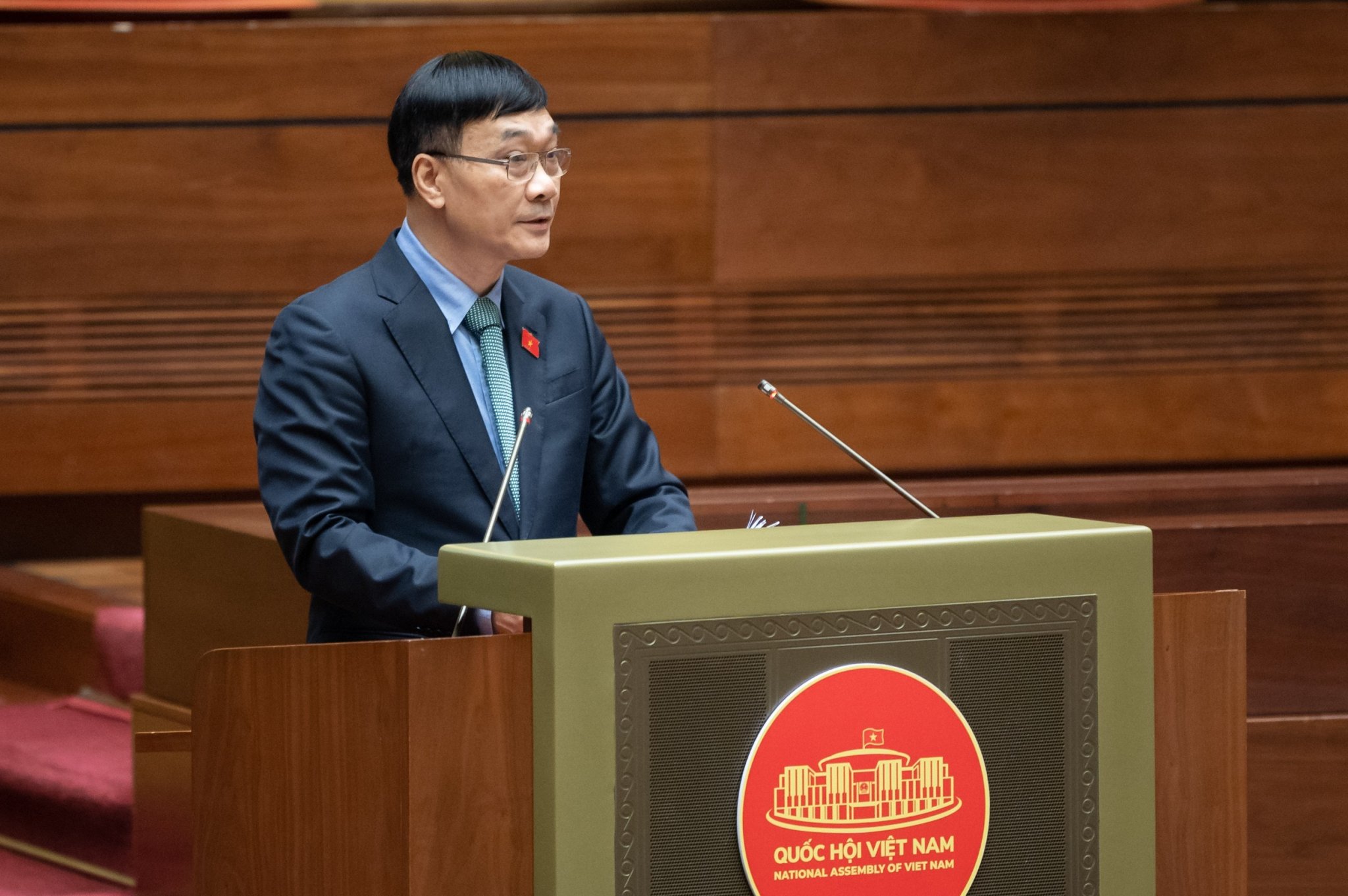 Chủ nhiệm Ủy ban Kinh tế Vũ Hồng Thanh báo cáo tóm tắt một số vấn đề lớn còn ý kiến khác nhau về dự án Luật Đất đai (sửa đổi).