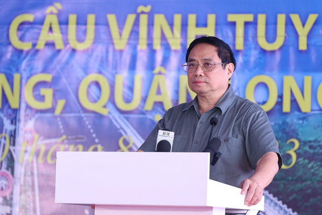 Thủ tướng biểu dương việc thi công công trình vượt tiến độ khoảng 4 tháng, không đội vốn và có thể sẽ tiết kiệm được vốn sau khi quyết toán - Ảnh: VGP.