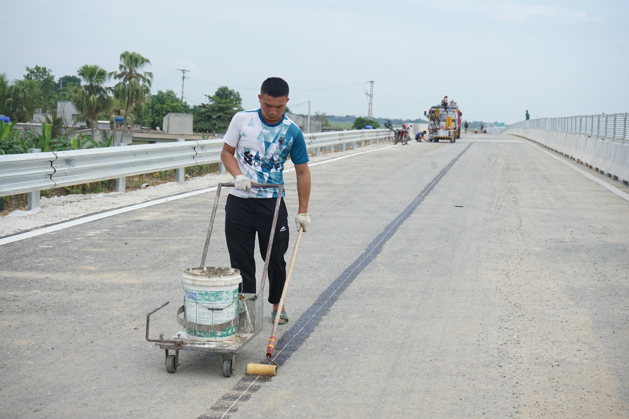 Các công nhân hoàn thiện những hạng mục cuối trên tuyến cao tốc Quốc lộ 45 - Nghi Sơn