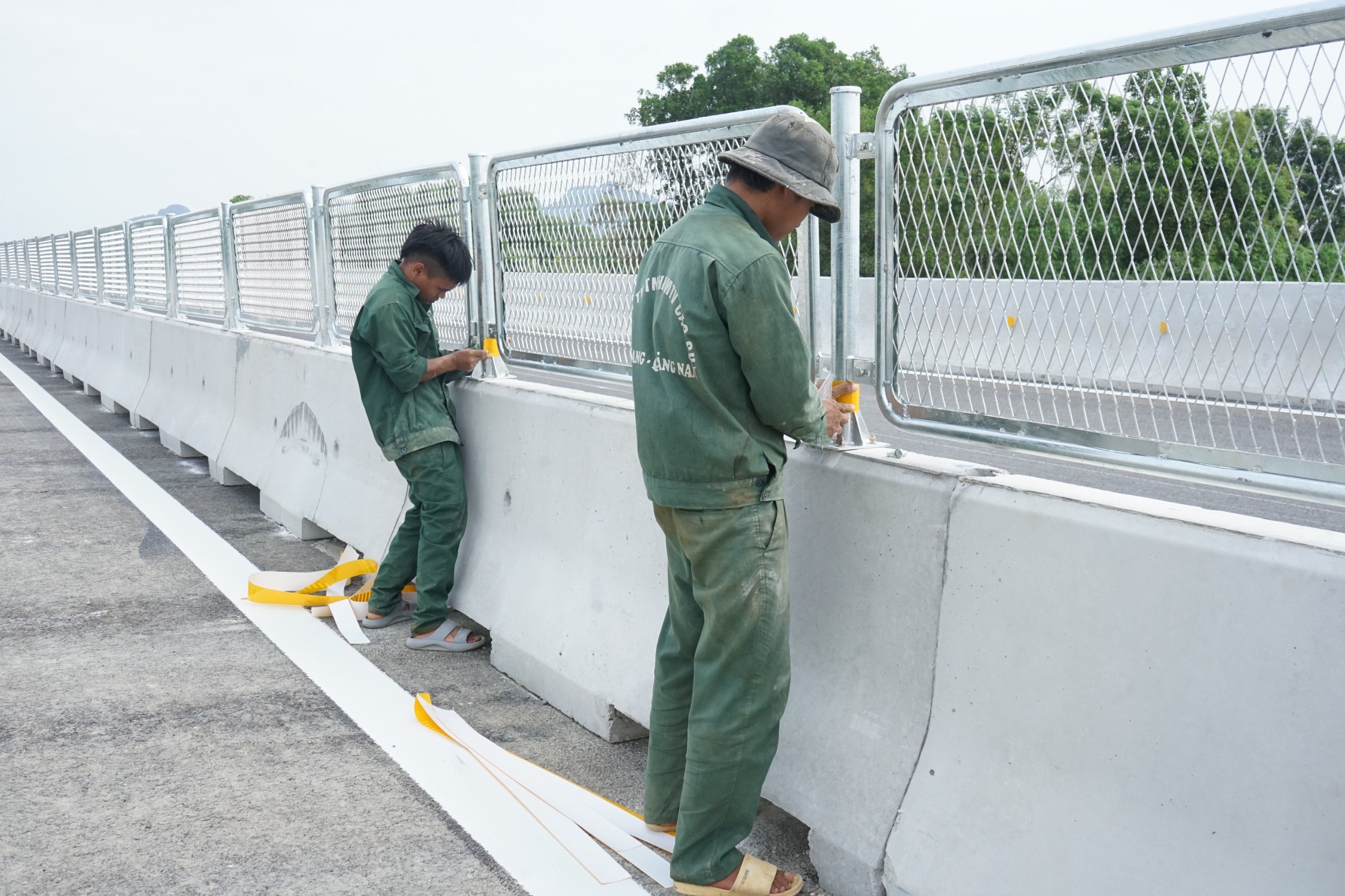 Dự kiến, trong ngày 30 và 31/8 sẽ hoàn thành lắp đặt dải phân cách, tấm chống lóa và hệ thống các cột treo biển báo.
