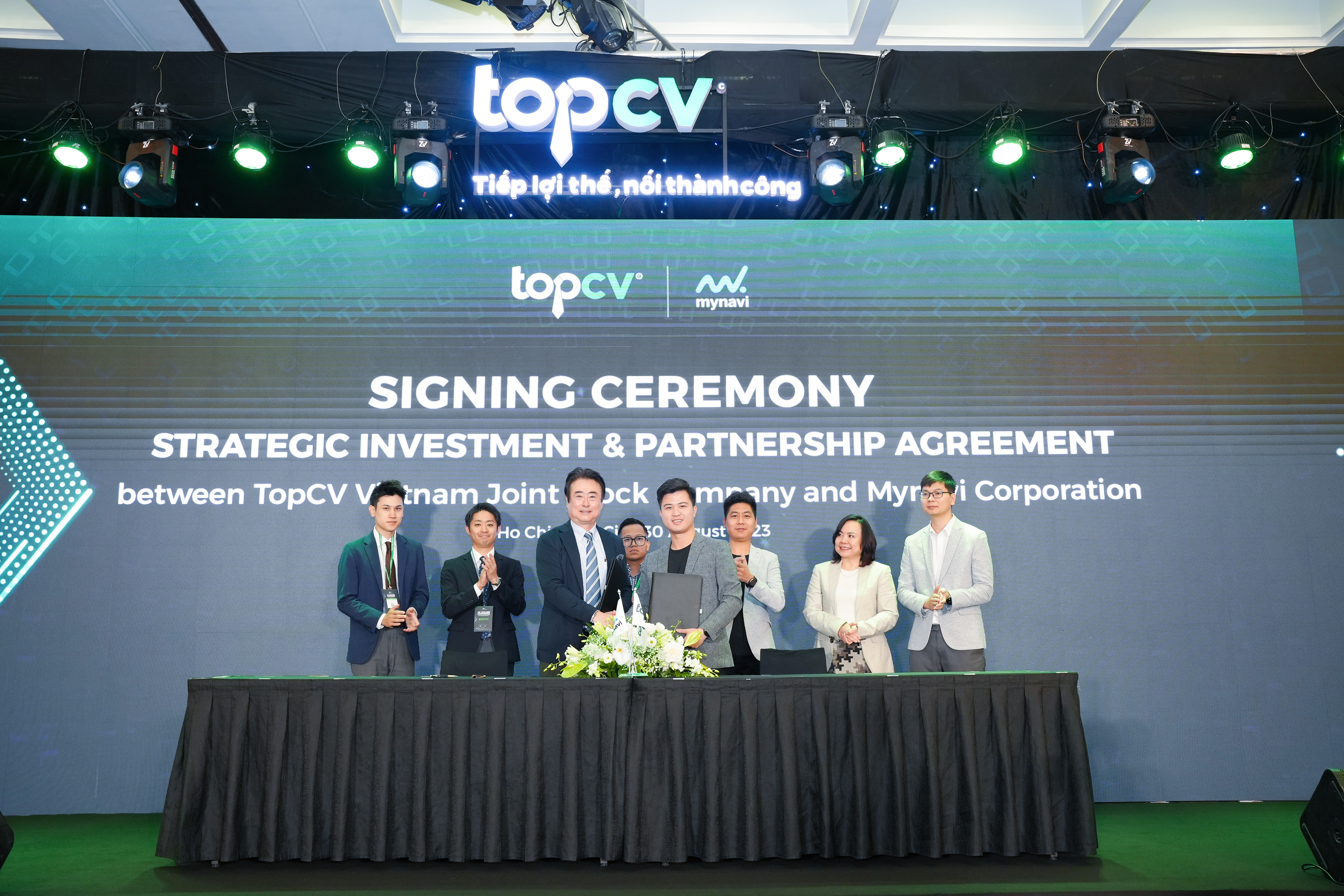 TopCV vừa công bố tiếp tục nhận đầu tư chiến lược trị giá hàng chục triệu USD từ Tập đoàn nhân sự Mynavi (Nhật Bản), mở ra một bước tiến mới trong việc khai phóng sức mạnh công nghệ để kết nối, nâng cao chất lượng nguồn nhân lực cũng như nâng tầm thị trường HR Tech tại Việt Nam.