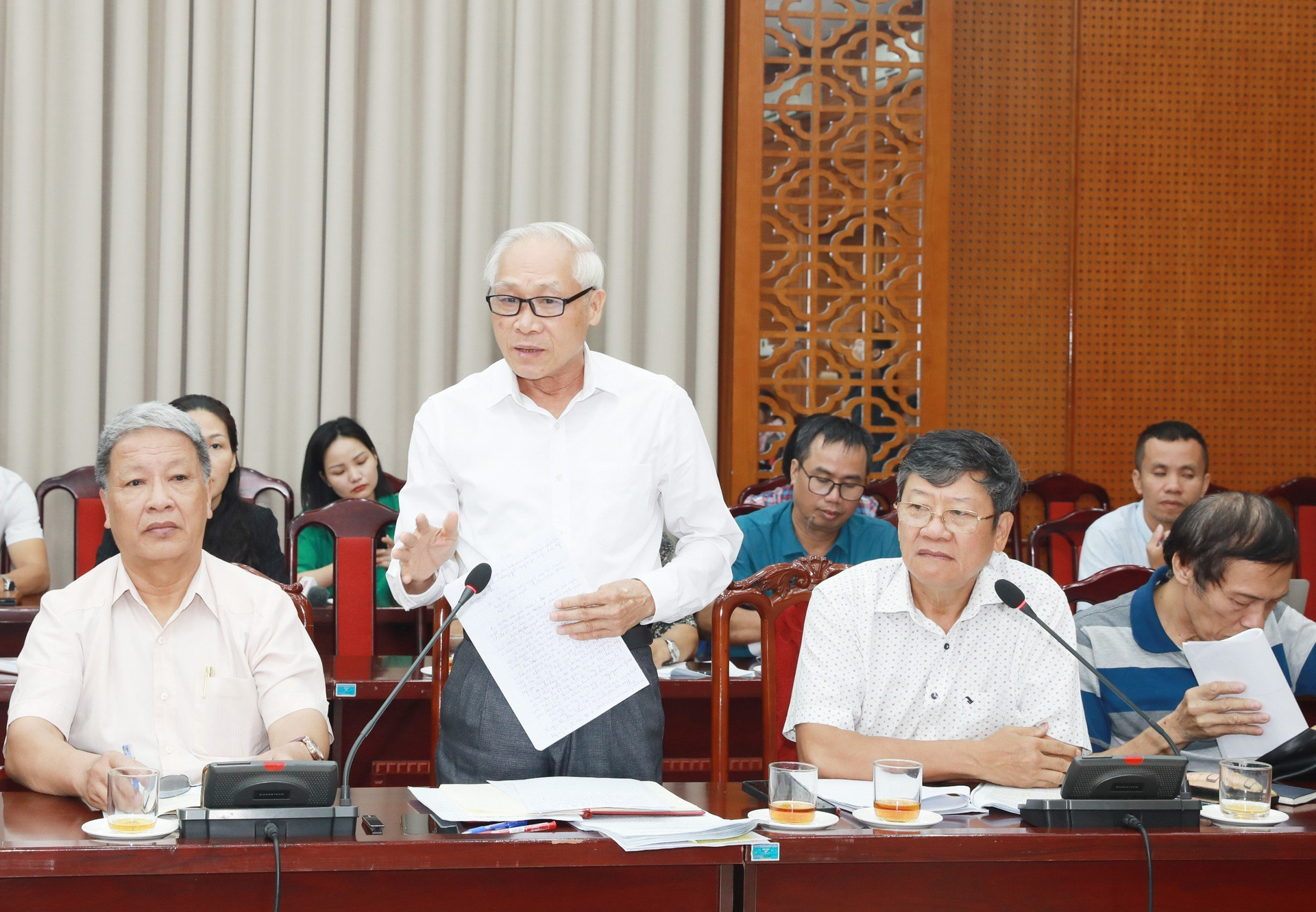 Đại biểu phát biểu phản biện tại hội nghị