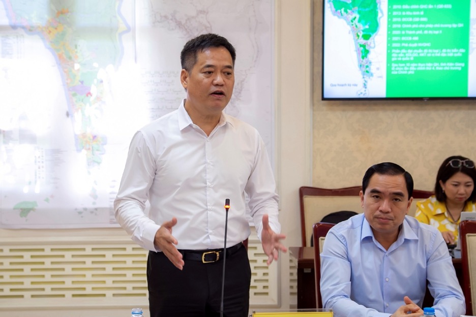 OOng Lê Quốc Anh, Phó Chủ tịch UBND tỉnh Kiên Giang, tiếp thu ý kiến chỉ đạo và giải trình một số vấn đề của quy hoạch chung thành phố Phú Quốc - Ảnh: XD.
