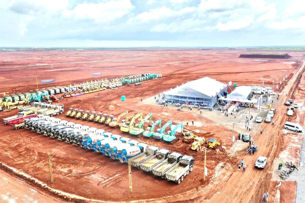 Nh&agrave; thầu chuẩn bị sẵn s&agrave;ng m&aacute;y m&oacute;c để khởi c&ocirc;ng dự &aacute;n nh&agrave; ga v&agrave; đường băng, s&acirc;n đỗ s&acirc;n bay Long Th&agrave;nh.