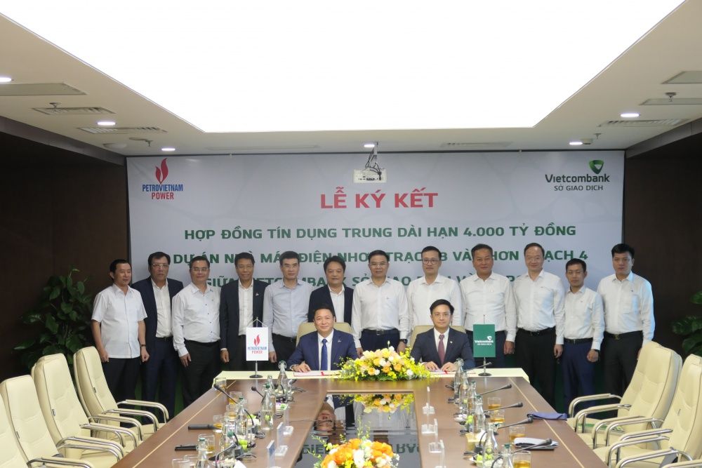 The signing ceremony for the credit package. Source: PV Power