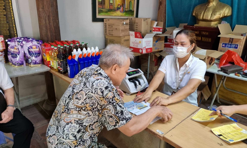 Người dân nhận lương hưu tại kỳ chi trả tháng 8. Ảnh - Xuân Minh.
