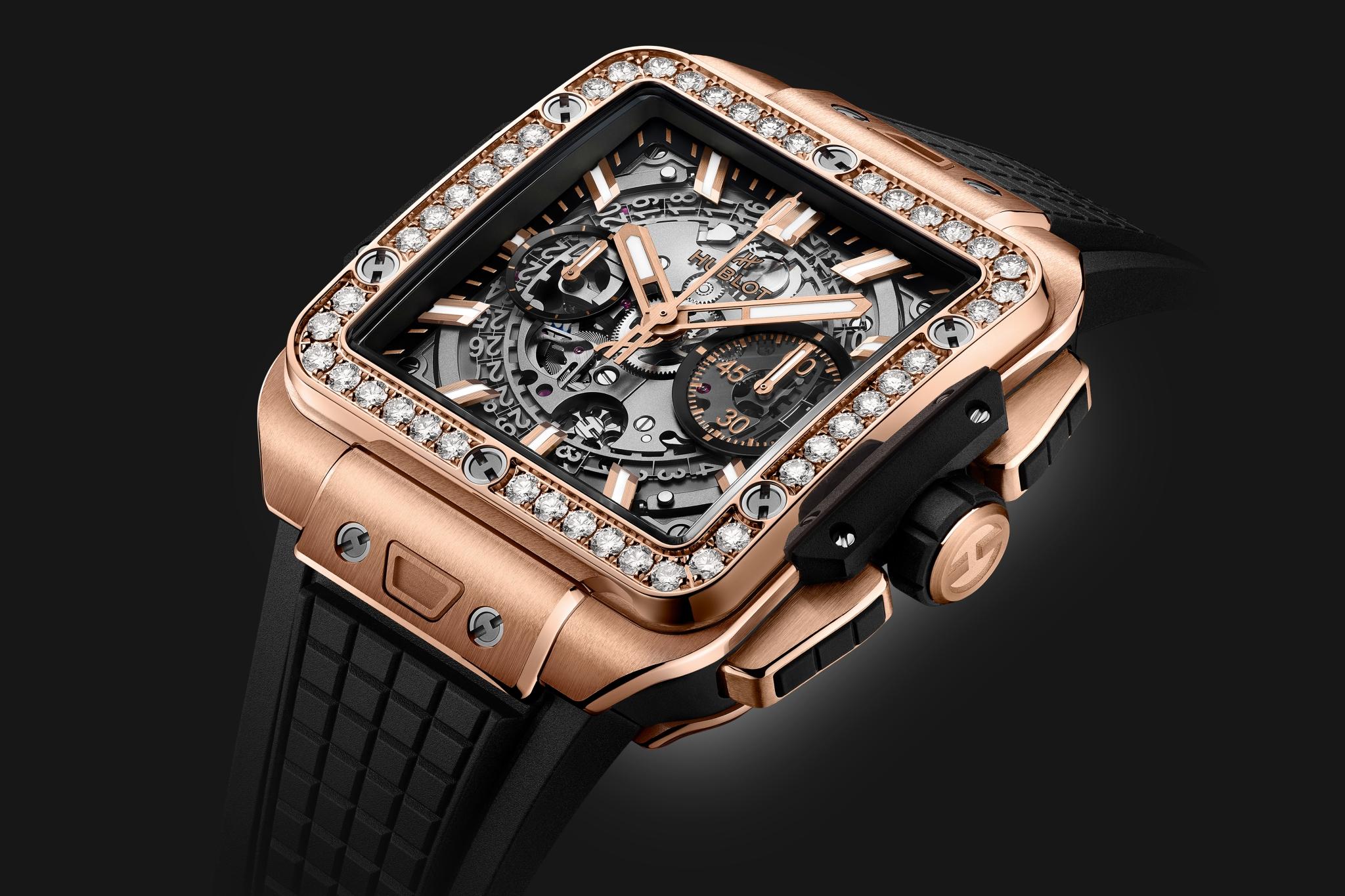 Mẫu King Gold lại thể hiện sắc thái ấm áp của chất liệu này tương phản rõ rệt với kim cương và dây đeo cao su màu đen.