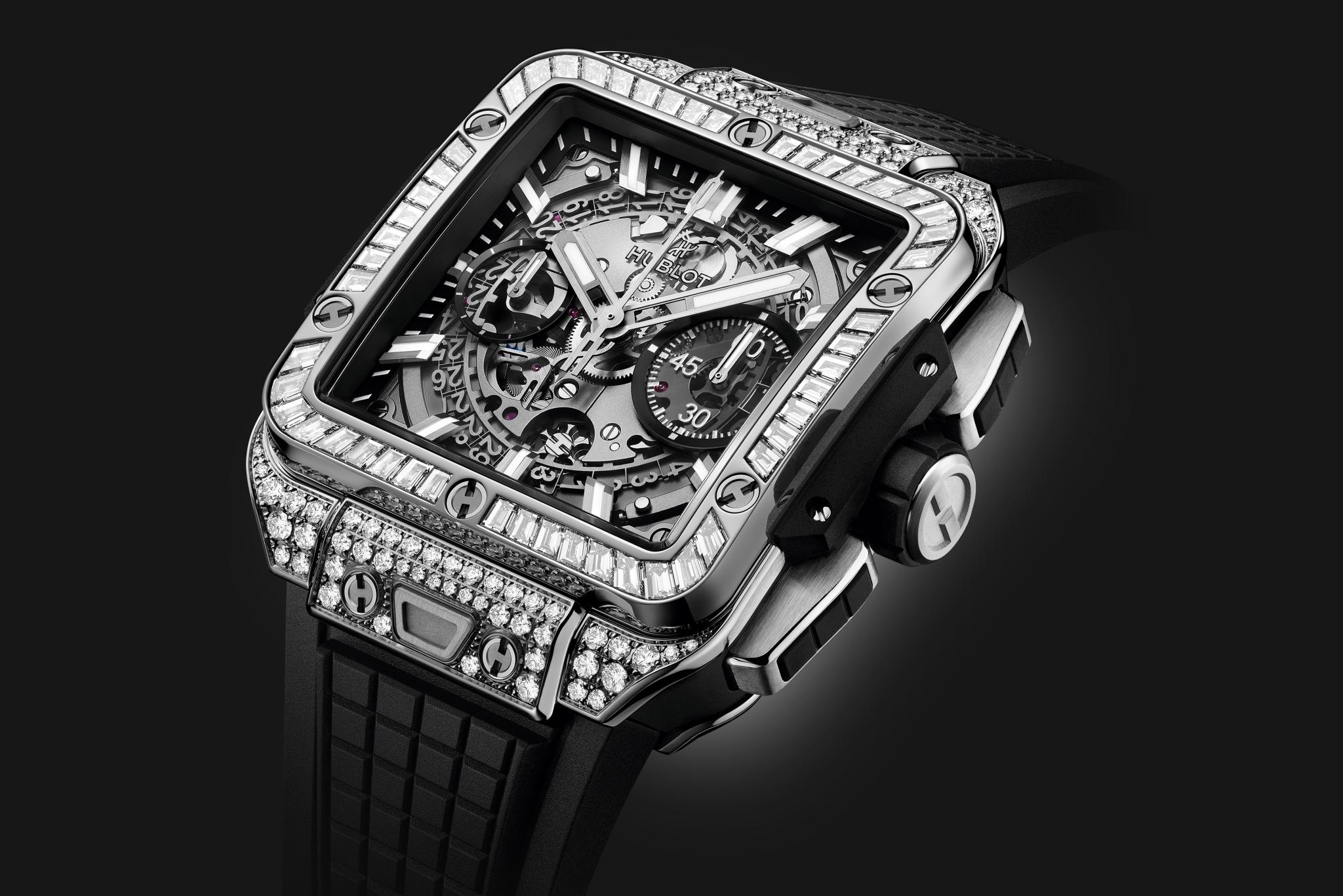 Phiên bản lắp vỏ titanium cũng như vàng trắng 18k đề cao phong cách đơn sắc thuần túy.