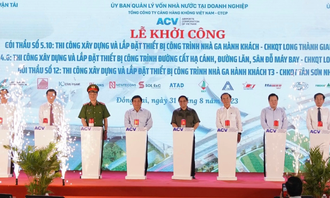 Thủ tướng Phạm Minh Chính cùng lãnh đạo các bộ, ngành, địa phương bấm nút khởi công đồng loạt ba gói thầu.