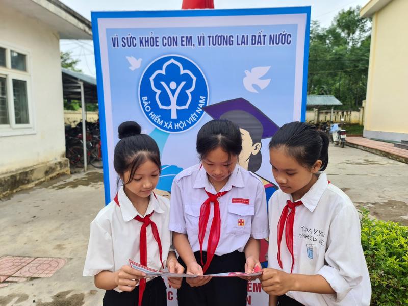 Học sinh được hưởng nhiều quyền lợi khi tham gia bảo hiểm y tế.