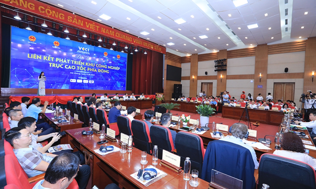 Diễn đàn “Liên kết phát triển hạ tầng khu công nghiệp trục cao tốc phía Đông”...