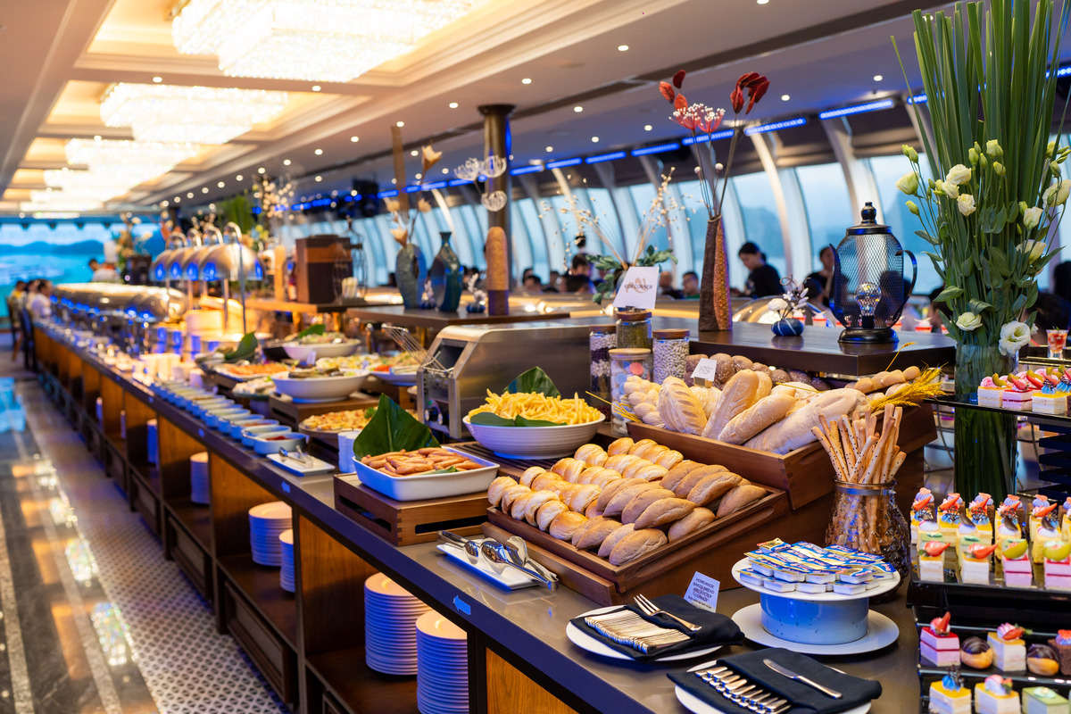 Tiệc buffet đa dạng với hơn 100 món trên du thuyền nhà hàng Paradise Delight.