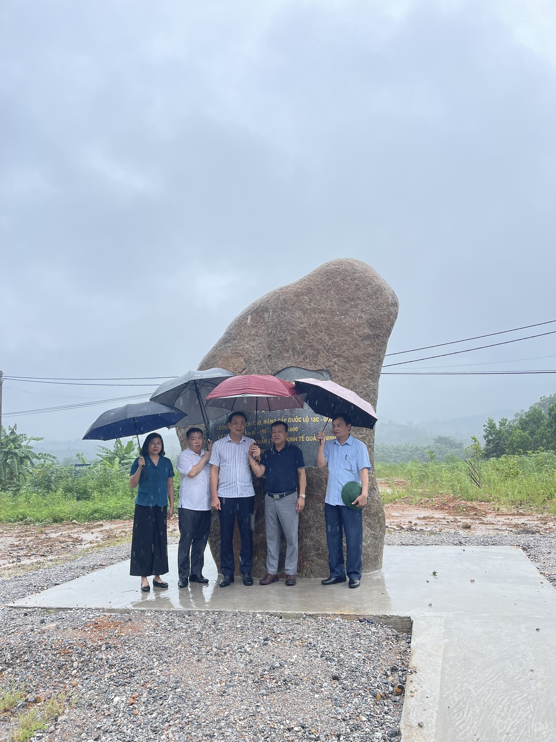 Trước đó, dại diện Mặt trận Tổ quốc tỉnh Quảng Ninh và Ban Quản lý các khu kinh tế Tỉnh kiểm tra công tác hoàn thiện dự án để tiến hành gắn biển chào mừng 60 năm thành lập tỉnh Quảng Ninh.