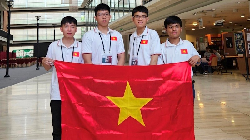 Bốn học sinh Việt Nam dự thi Olympic tin học quốc tế 2023, từ trái qua phải: các em Nguyễn Đức Thắng, Nguyễn Quang Minh, Nguyễn Ngọc Đăng Khoa và Trần Xuân Bách.  Ảnh: Bộ Giáo dục và Đào tạo