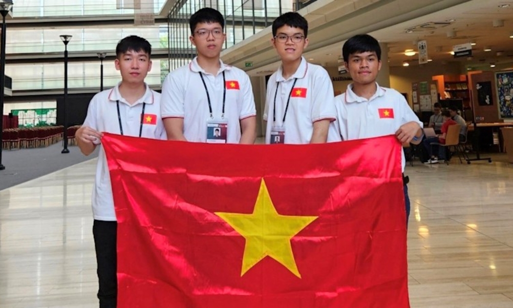 Bốn học sinh Việt Nam dự thi Olympic tin học quốc tế 2023, từ trái qua phải: các em Nguyễn Đức Thắng, Nguyễn Quang Minh, Nguyễn Ngọc Đăng Khoa và Trần Xuân Bách. Ảnh: Bộ Giáo dục và Đào tạo