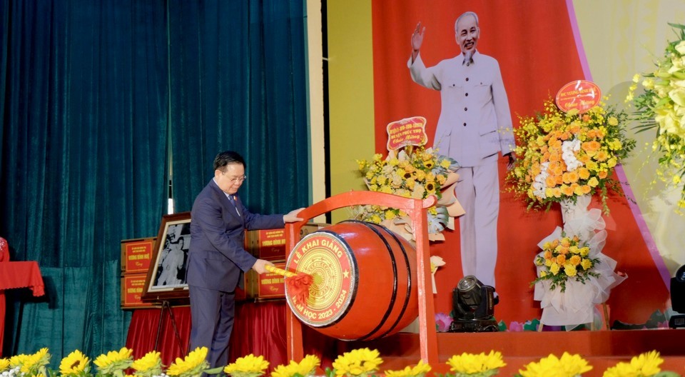 Chủ tịch Quốc hội Vương Đ&igrave;nh Huệ đ&atilde; đ&aacute;nh trống khai trường&nbsp;