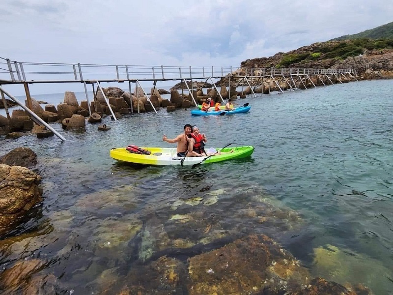 Nhiều du khách hào hứng tham gia trải nghiệm chèo thuyền Kayak tại Đảo Mê