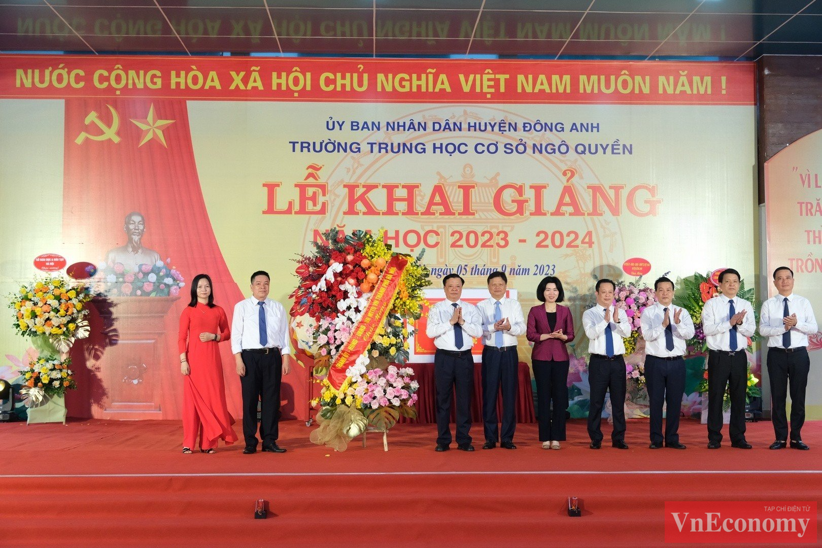 Trong không khí vui tươi mở đầu năm học mới, ông Đinh Tiến Dũng Bí thư Thành ủy Hà Nội đã đến dự lễ khai giảng chung vui cùng thầy trò trường THCS Ngô Quyền (Đông Anh, Hà Nội).