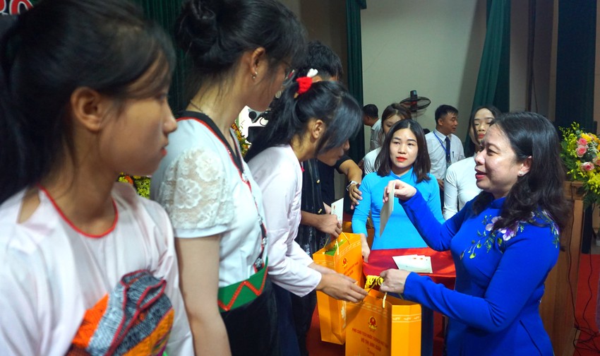 Phó Chủ tịch nước Võ Thị Ánh Xuân tặng quà cho các học sinh nghèo vượt khó của Trường THPT Dân tộc nội trú Ngọc Lặc.