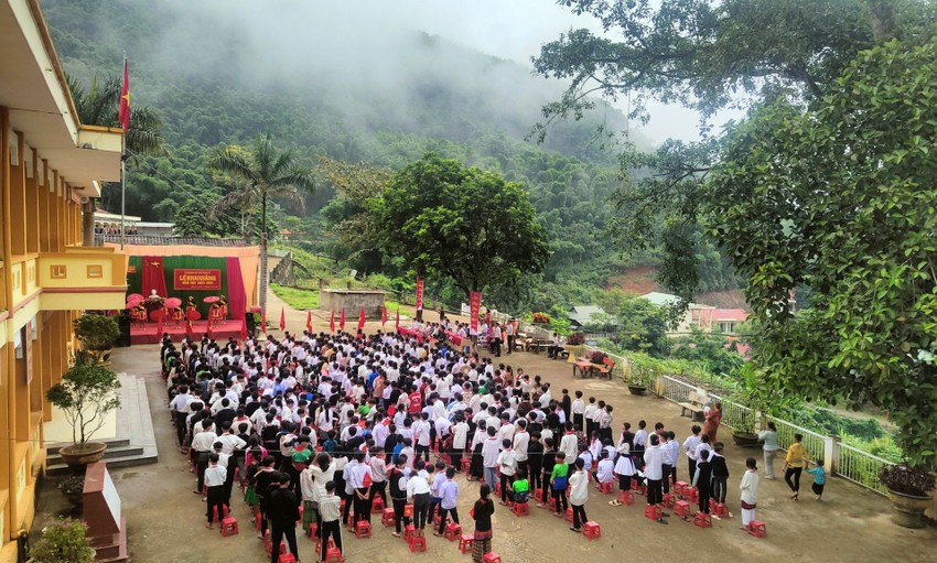 Trường Phổ thông dân tộc bán trú THCS Trung Lý ở huyện biên giới Mường Lát (Thanh Hóa), ngôi trường có đường biên giáp với biên giới nước bạn Lào nằm chênh vênh bên sườn núi, quanh năm mây mù bao phủ và cách trung tâm tỉnh Thanh Hóa hơn 200 km