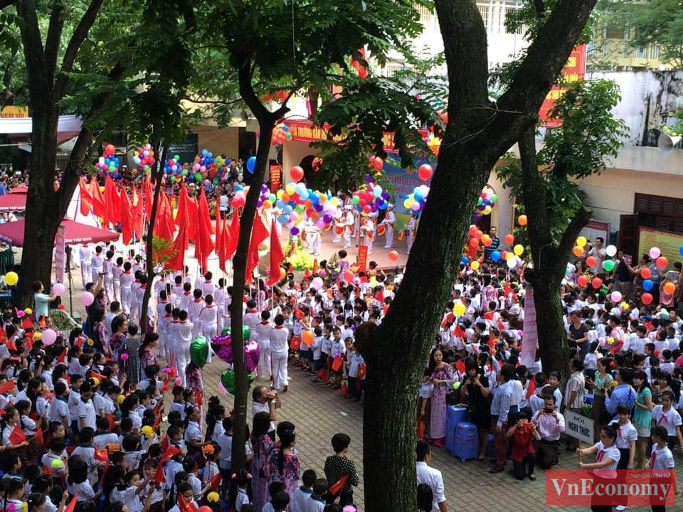 Đại diện Ban gi&aacute;m hiệu trường THPT Chuy&ecirc;n Nguyễn Huệ cho biết kễ khai giảng bắt đầu l&uacute;c 7h30, dự kiến k&eacute;o d&agrave;i khoảng 45 ph&uacute;t, tr&ecirc;n tinh thần phần lễ gọn nhẹ, phần hội vui tươi để đ&oacute;n ch&agrave;o năm học mới.