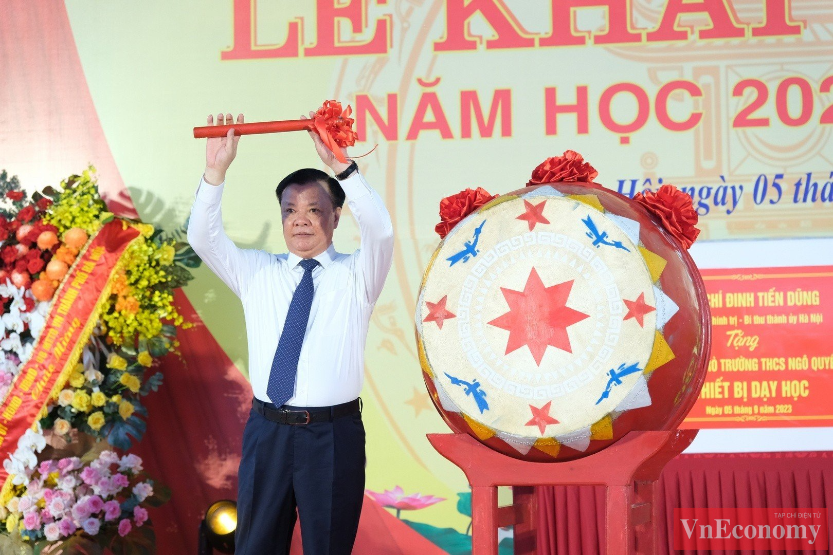 Thay mặt lãnh đạo TP Hà Nội, Bí thư Thành ủy Hà Nội Đinh Tiến Dũng đã tặng hoa chúc mừng những thành tích của thầy trò trường THCS Ngô Quyền trong năm học vừa qua và gióng hồi trống đánh dấu thời khắc mở đầu năm học mới 2023-2024. 