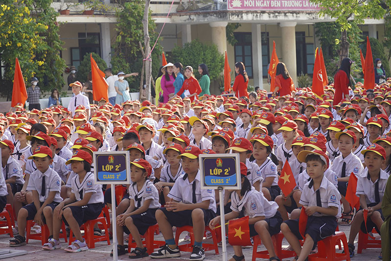 Hơn 233.500 học sinh Quảng Bình nô nức đến trường dự lễ khai giảng.
