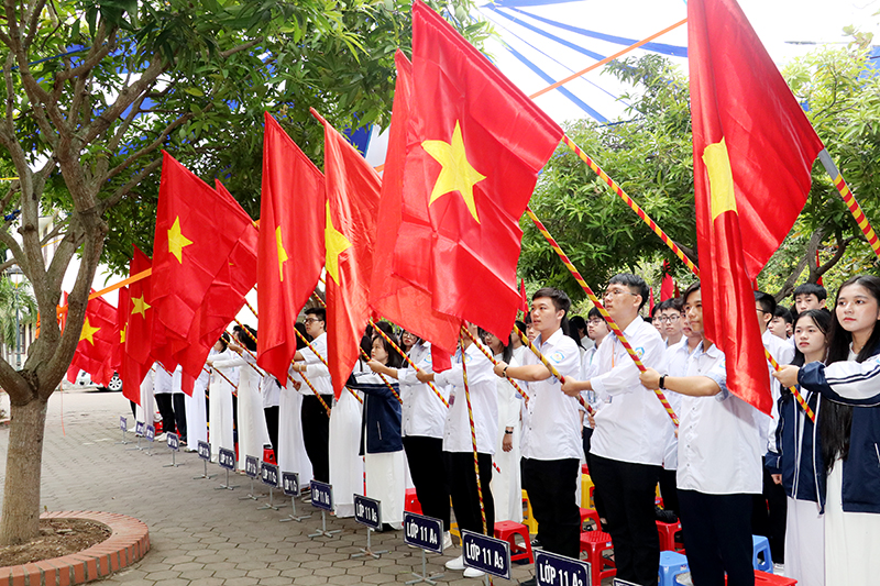 Lễ chào cờ đầu tiên của các em học sinh Trường THPT Chuyên Phan Bội Châu (Nghệ An) năm học mới 2023-2024 .