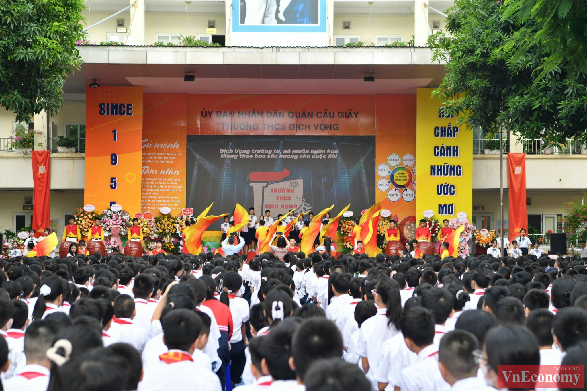 2.500 học sinh và thày cô trường THCS Dịch Vọng (Cầu Giấy) tham gia buổi lễ khai giảng trang nghiêm và tràn ngập sắc đỏ.