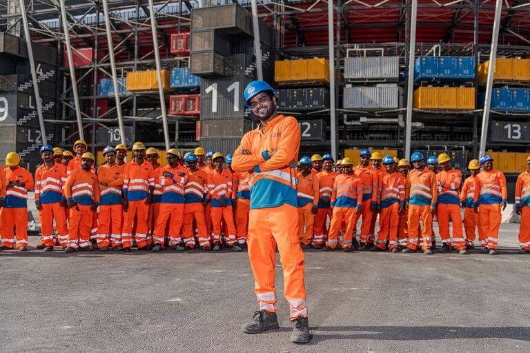 C&ocirc;ng nh&acirc;n l&agrave;m việc ngo&agrave;i trời mặc bộ đồ StayQool của Techniche ở Qatar.