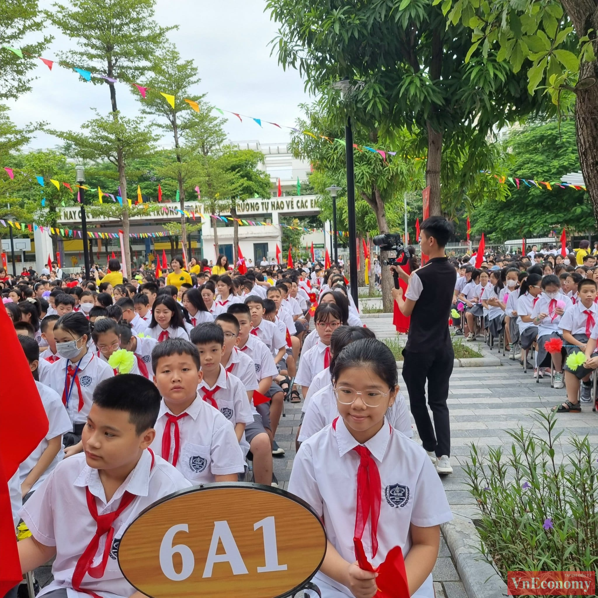 Sau lễ khai giảng, từ 8h45 đến 9h30, các nhà trường tổ chức sinh hoạt đầu năm học. Theo kế hoạch, nhiều trường dành khoảng thời gian này để tổ chức các hoạt động tập thể; triển khai tiết dạy giáo dục nếp sống thanh lịch, văn minh; giới thiệu truyền thống nhà trường; triển khai kế hoạch năm học mới…